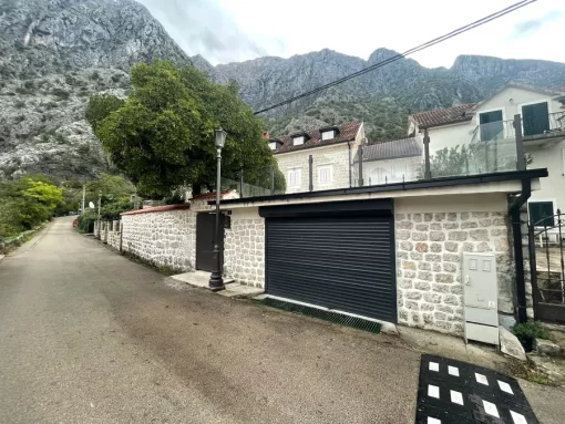 House in Dobrota, Kotor Municipality